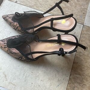 Woman shoes.size 8. Rose/ black lace